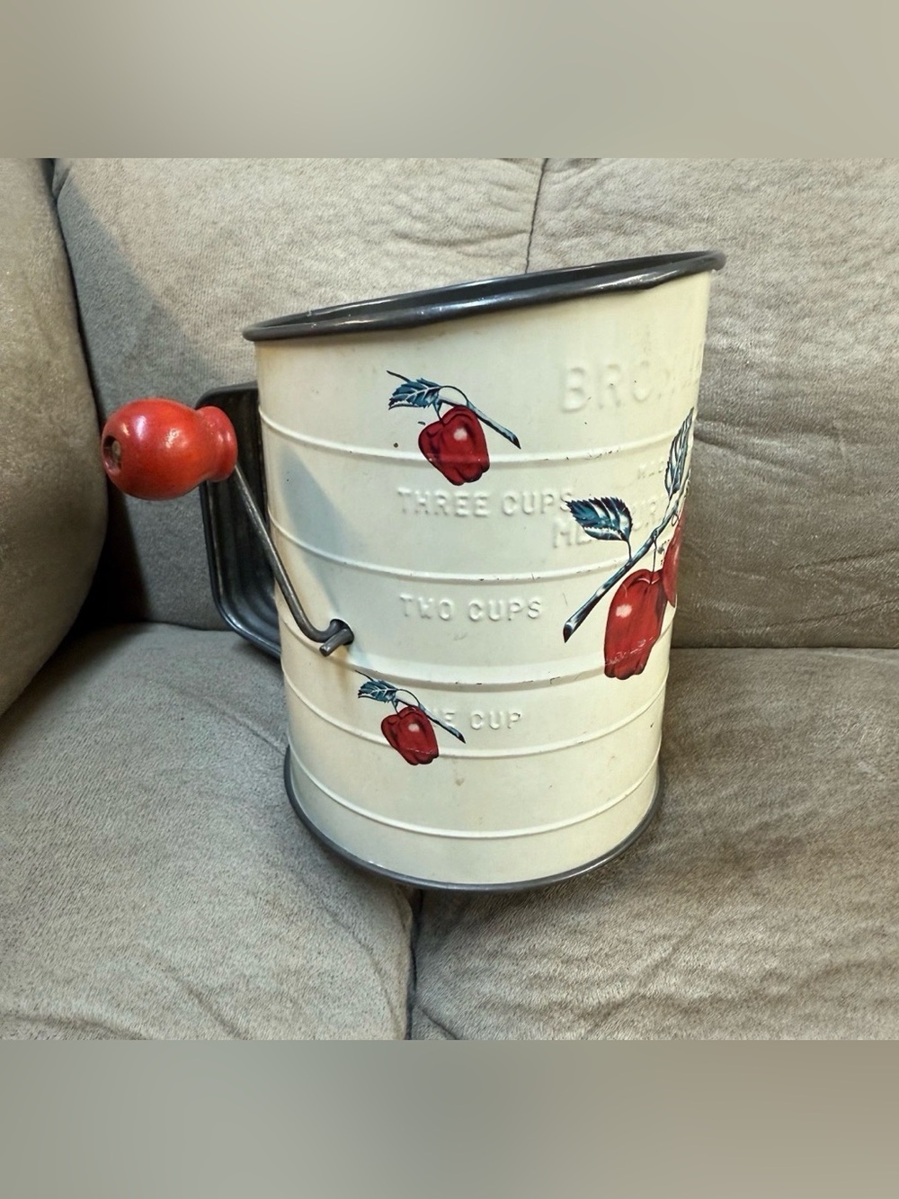 Vintage 50’s Bromwell’s 3-Cup Flour Sifter with Red Apples Design Retro Kitchen
